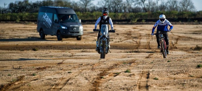 Rychlá asistence je klíčová pro úspěch na Dakarské rallye. Převáží součástky a samozřejmě část týmu. Libor Podmol si pro tyto účely vybral vůz, které doposud používal Richard Gasperotti, legendární jezdec na horském kole.