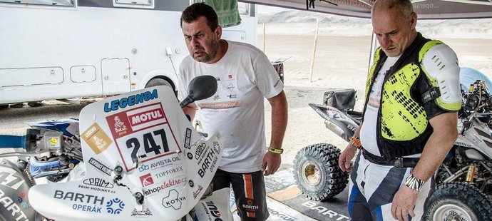Velkou ztrátu nabral Josef Macháček ve čtvrté etapě Dakarské rallye.