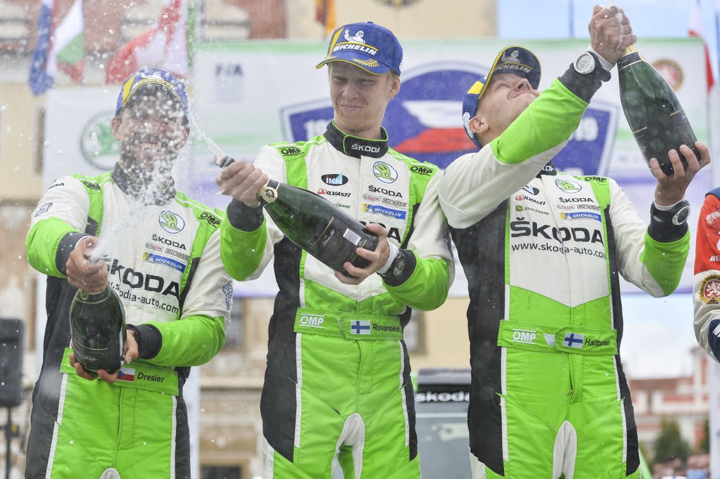 Vítězná posádka (zprava) Jonne Halttunen a Kalle Rovanperä z Finska a Pavel Dresler z Česka, který skončil na Rallye Bohemia s Janem Kopeckým na druhém místě