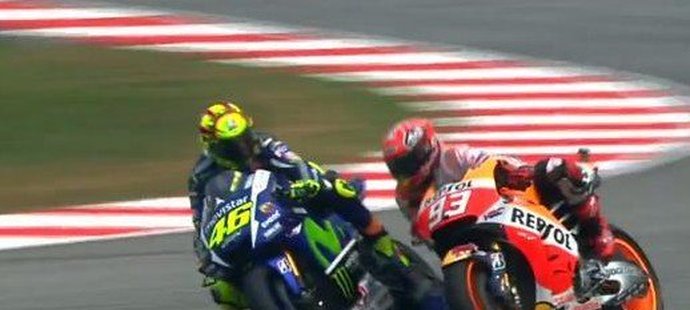 Klíčový moment. Rossi se chystá odkopnout dorážejícího Márqueze