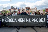 „Macinku ne! Příroda není na prodej.“ V Praze se znovu bouřilo proti Motoristům na životním prostředí