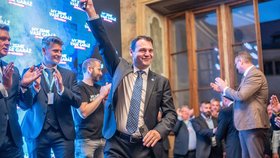 Motoristé ve štábu slavili, že se poprvé dostali do Sněmovny: Petr Macinka (4.10.2025)