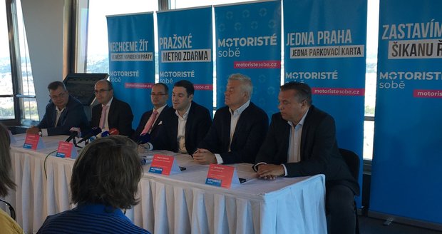 Několik kandidátů ze strany Motoristé sobě. Uprostřed sedí předseda strany Petr Macinka.