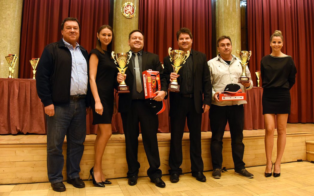 S trofejemi pro nejlepší pózují třetí Miroslav Zita (druhý zprava), vítězný Tomáš Vavřinec (třetí zprava) a druhý Vlastimil Hercok (třetí zleva). Trofeje jim předal šéfredaktor Světa motorů Zbyšek Pechr (zcela vlevo).