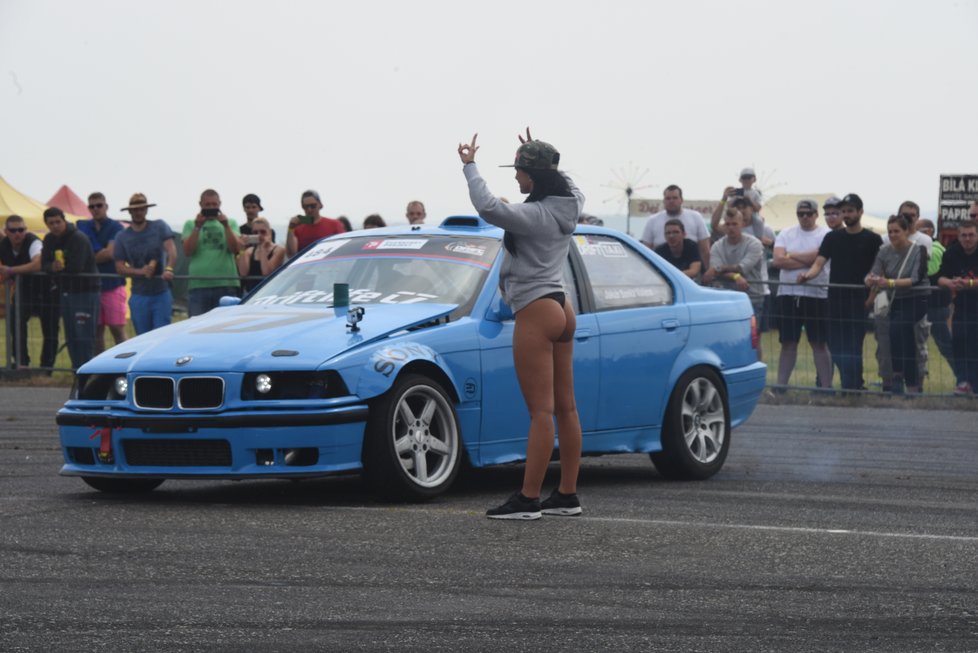 Driftování kolem spoře oděné dívky patří k adrenalinovým doplňkům sprintů