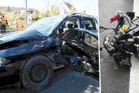 Na Chrudimsku po střetu s osobním autem zemřel motorkář