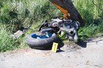 Motorkář zemřel po nárazu do stromu na Berounsku.