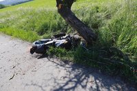 Auto na Písecku nedalo přednost motorce: Její řidič zemřel