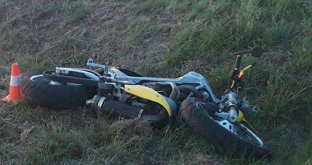 Motorkář na Ústecku vjel do lidí: Po pádu ho prý přejelo auto a ujelo, policie po něm pátrá (ilustrační foto)