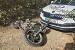 Zdrogovaný motorkář bez řidičáku ujížděl v Plzni na motorce s cizí  RZ strážníkům.