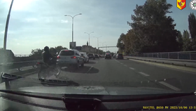 Zdrogovaný muž ukradl motorku: Policistům se snažil ujet, ale se zlou se potázal