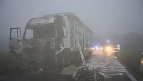 Hasičům byl nahlášen požár kamionu, až později byla přidána informace o nehodě kamionu s motorkou