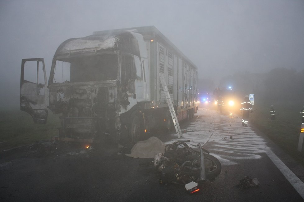 Hasičům byl nahlášen požár kamionu, až později byla přidána informace o nehodě kamionu s motorkou