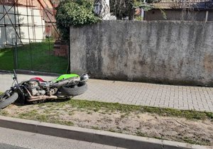 Motorkář na Plzeňsku ujížděl policii, stroj byl nahlášen jako kradený v Německu v roce 2019.