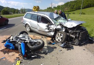 Nehodu autu a motocyklu na Vsetínsku nepřežila posádka motorky - mladý řidič a jeho spolujezdkyně