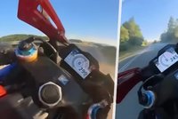Šílenec na sportovní motorce jel rychlostí 300 km/hod a chlubil se videem: Trestu zřejmě unikne