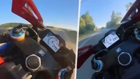 Motorkář natočil svou nebezpečnou jízdu. Na Českokrumlovsku se hnal rychlostí 300 kilometrů v hodině.