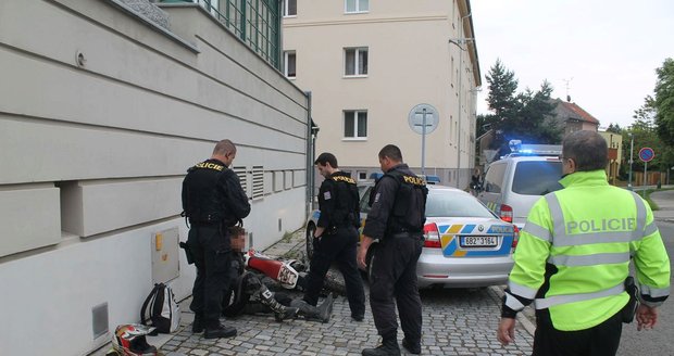 Šílený motorkář: Řítil se ulicemi Hodonína, zastavilo ho až drcnutí do auta