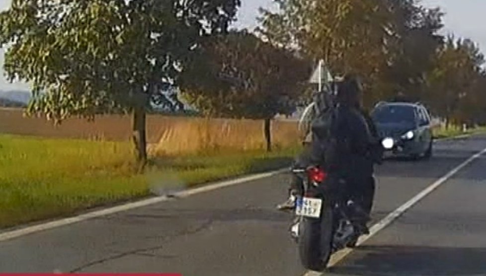 Motorkář riskantně předjížděl: Vážně zranil sebe i svou spolujezdkyni!