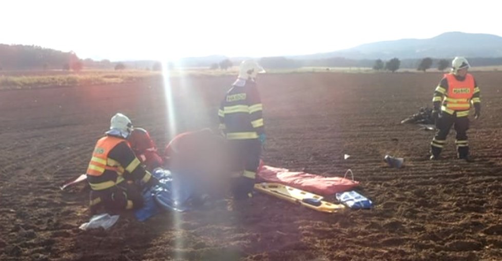 Motorkář riskantně předjížděl: Vážně zranil sebe i svou spolujezdkyni!