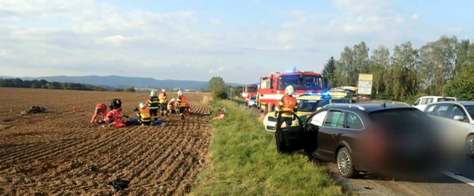 Motorkář riskantně předjížděl: Vážně zranil sebe i svou spolujezdkyni!