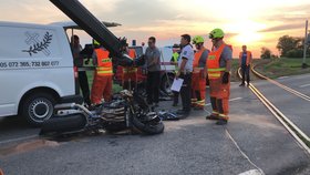 V Kralupech nad Vltavou zemřel motocyklista po střetu s vlakem.