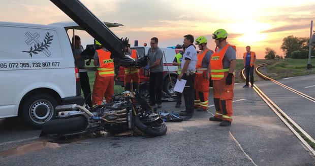 Motorkáře na přejezdu v Kralupech smetl vlak: Byl na místě mrtvý