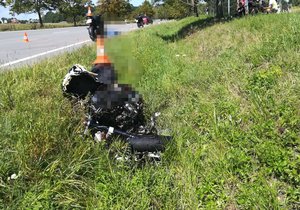 Na Českobudějovicku zemřeli po čelním středu dva motorkáři.