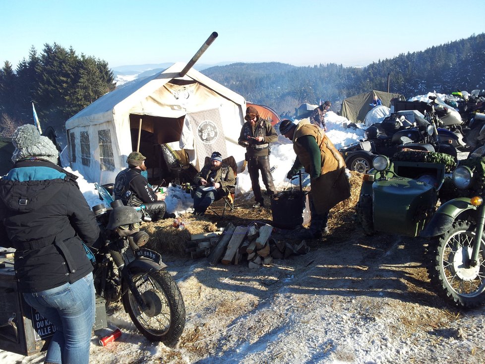 Sláma a dřevo mají v mrazivém počasí na srazu motorkářů v Bavorském lese s trochou nadsázky cenu zlata.