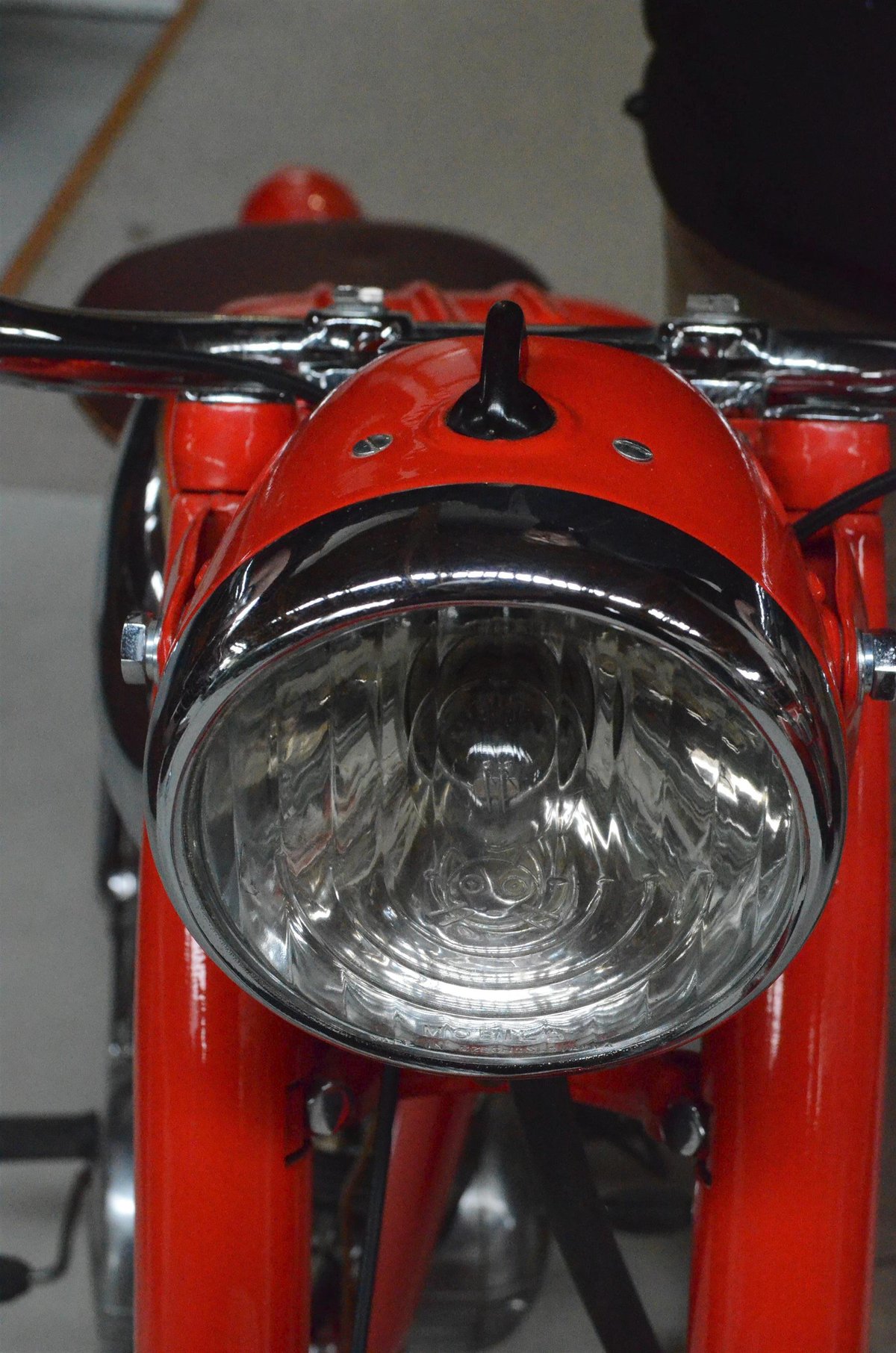 Přední světlomet byl kopií světlometu tehdejšího motocyklu ČZ 150.