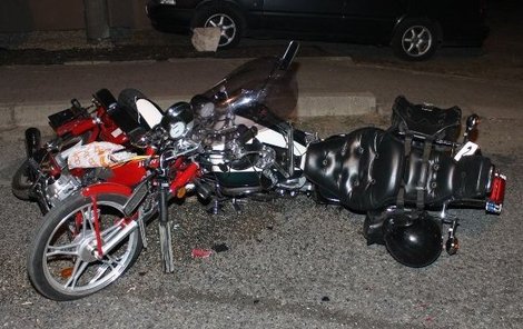 Kdo s koho? Moped neměl proti těžké yamaze šanci...