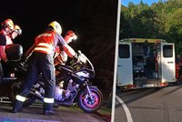 Vyjížďka manželů na motorce skončila tragicky: Řidič nevybral zatáčku, spolujezdkyni už nezachránili