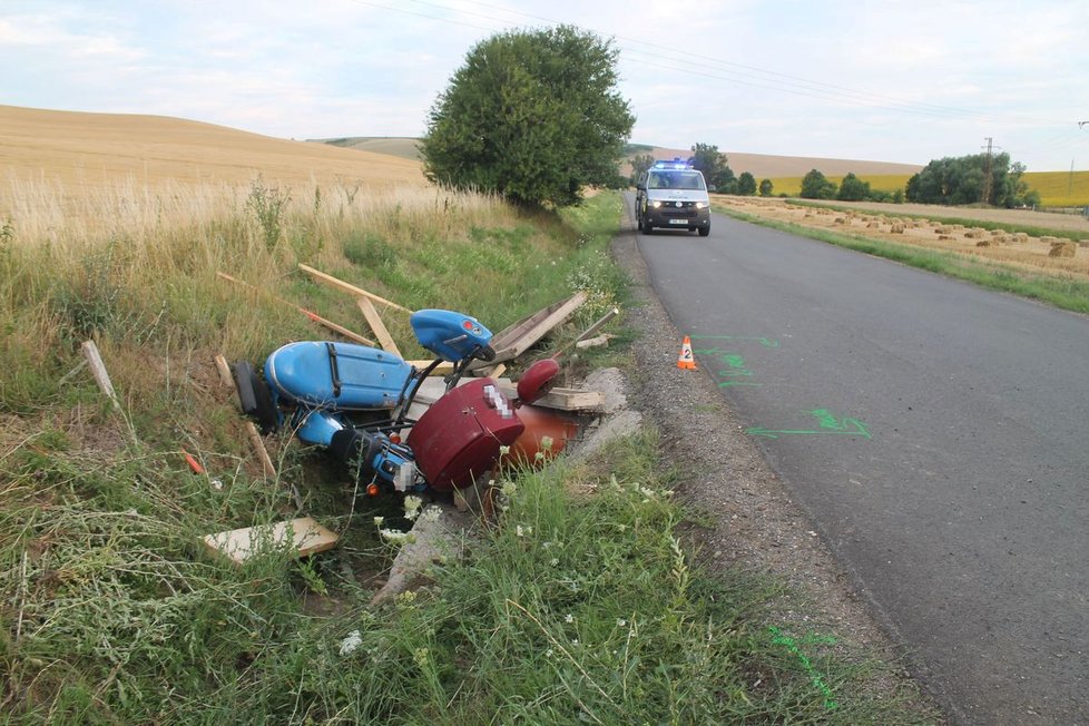 U Dambořic havaroval motorkář s vozíkem. Podle policie zřejmě nezvládl rychlost.