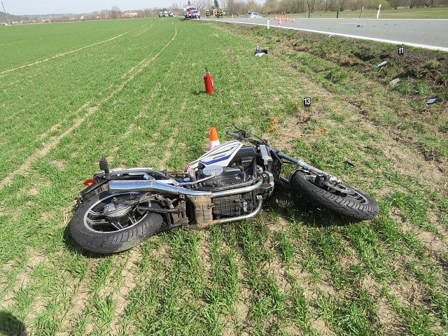 U Čestic na Rychnovsku se srazil motorkář s osobním vozem. Řidič motocyklu zemřel po převozu do nemocnice.