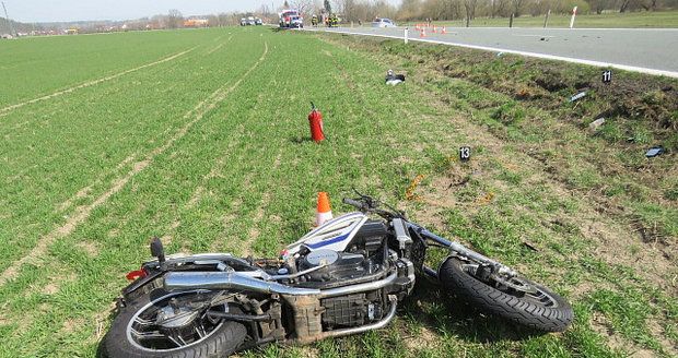 Tragická nehoda na Berounsku: Při srážce s osobním vozidlem zahynul motorkář (ilustrační foto).