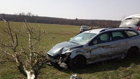 U Čestic na Rychnovsku se srazil motorkář s osobním vozem. Řidič motocyklu zemřel po převozu do nemocnice.