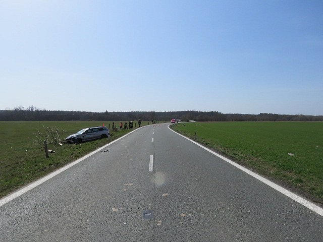 U Čestic na Rychnovsku se srazil motorkář s osobním vozem. Řidič motocyklu zemřel po převozu do nemocnice.