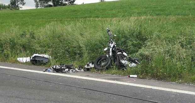 Smyk v zatáčce z kopce a náraz do svodidel: 27letý motorkář zemřel na Šumpersku