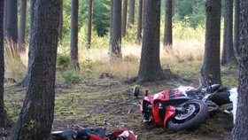 Mrtvého motorkáře našli po večerní nehodě až druhý den ráno