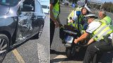 Policejní motorku položil na bok! Muž zákona vrazil na Proseku do auta, zraněný skončil v nemocnici