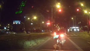 Zběsilá policejní honička ve Vršovicích: Řidič (36) pod vlivem a se zákazem řízení ujížděl na kradené motorce