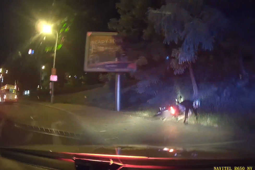 Řidič se zákazem řízení ujížděl policii na kradené motorce.