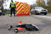 Tragická nehoda u Plzně: Motorkář v nemocnici, spolujezdkyně zemřela