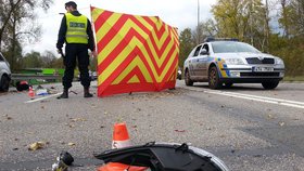 Tragická nehoda u Plzně: Motorkář v nemocnici, spolujezdkyně zemřela