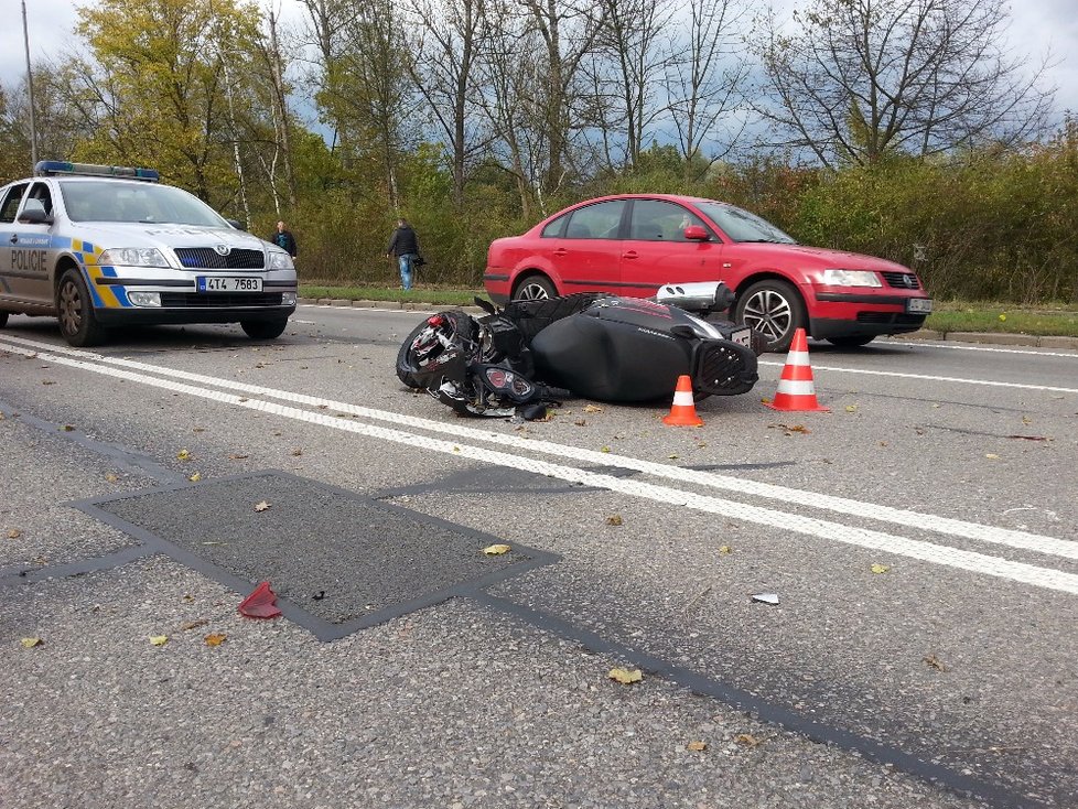 Motorkář (†55) patrně přehlédl zaparkovaný vůz a přeletěl přes něj. Nehodu nepřežil.