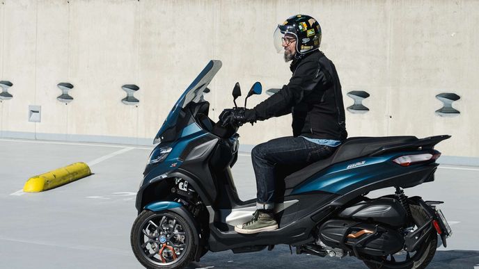 Piaggio MP3 530 už na první pohled nepůsobí jako skútr – je dlouhé, robustní a na parkovišti zabírá víc místa, než by člověk čekal. Piaggio MP3 530 už na první pohled nepůsobí jako skútr – je dlouhé, robustní a na parkovišti zabírá víc místa, než by člověk čekal.