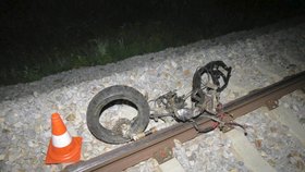 Motorkář zemřel po střetu s vlakem