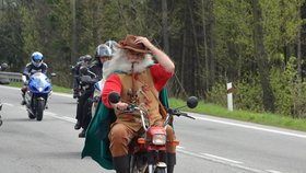 Doprovod motorkářům dělal při spanilé jízdě Krkonošmi vládce hor