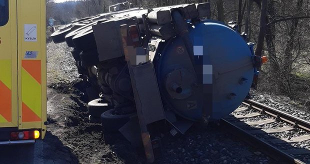 Motorkář zemřel po srážce s fekálním vozem na Kladensku: Nepomohla ani okamžitá resuscitace na místě