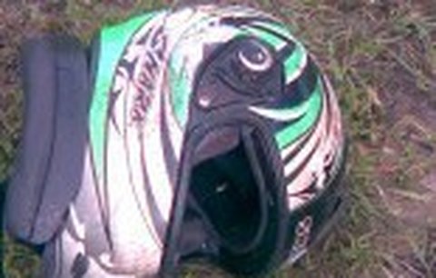 Motocyklista bez helmy se zabil při nárazu do stromu
